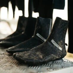 Mystic Majestic 3mm Neoprene Split Toe Boots -Mystic Shop 34026 202220Mystic20Majestic205mm20Split20Toe20Boots2020003420 20Black20Lifestyle204.2000x2000