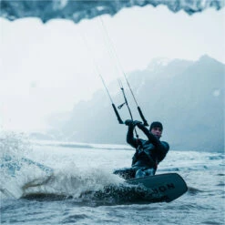 Mystic Roam 3mm Precurved Gloves -Mystic Shop 42051 202320Mystic20Roam203mm20Precurved20Gloves2035015.23002720 20Black20Lifestyle201.2000x2000