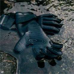 Mystic Roam 3mm Precurved Gloves -Mystic Shop 42051 202320Mystic20Roam203mm20Precurved20Gloves2035015.23002720 20Black20Lifestyle202.2000x2000