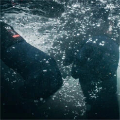 Mystic Roam 3mm Precurved Gloves -Mystic Shop 42051 202320Mystic20Roam203mm20Precurved20Gloves2035015.23002720 20Black20Lifestyle203.2000x2000