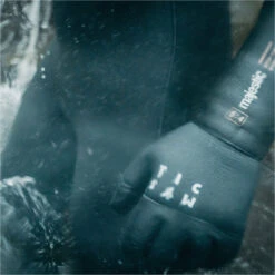 Mystic Roam 3mm Precurved Gloves -Mystic Shop 42051 202320Mystic20Roam203mm20Precurved20Gloves2035015.23002720 20Black20Lifestyle204.2000x2000