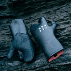 Mystic Supreme 5mm Lobster Gloves -Mystic Shop 42054 202220Mystic20Supreme205mm20Lobster20Gloves2035015.23002520 20Black20Lifestyle201.2000x2000