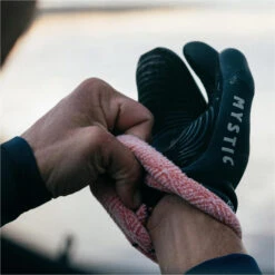 Mystic Supreme 5mm Lobster Gloves -Mystic Shop 42054 202220Mystic20Supreme205mm20Lobster20Gloves2035015.23002520 20Black20Lifestyle202.2000x2000
