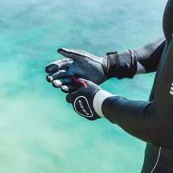 Zone3 Neoprene Heat-Tech Warmth Gloves -Mystic Shop 42473 202220Zone320Neoprene20Heat Tech20Warmth20Gloves20NA18UHTG101 20Black20 20Red20Lifestlye202.2000x2000