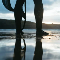 Mystic Roam 3mm Split Toe Wetsuit Socks 12 Mystic Roam 3mm Split Toe Wetsuit Socks -Mystic Shop 43067 202320Mystic20Roam203mm20Split20Toe20Wetsuit20Socks2035015.230032220 20Black20Lifestyle202.2000x2000