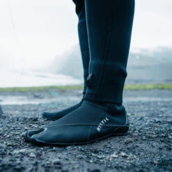 Mystic Roam 3mm Split Toe Wetsuit Socks 11 Mystic Roam 3mm Split Toe Wetsuit Socks -Mystic Shop 43067 202320Mystic20Roam203mm20Split20Toe20Wetsuit20Socks2035015.230032220 20Black20Lifestyle203.2000x2000