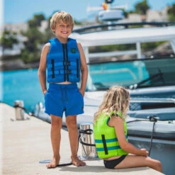 JOBE Junior Neoprene Life Vest -Mystic Shop 43257 202320Jobe20Junior20Neoprene20Life20Vest2024492101220 20Blue20Lifestyle202.2000x2000