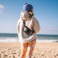 Fidlock Magnetic Sling Dry Bag -Mystic Shop 45008 202320Fidlock20Magnetic20Sling20Dry20Bag20FSB20 20Transparent2020Black20Lifestyle201.2000x2000