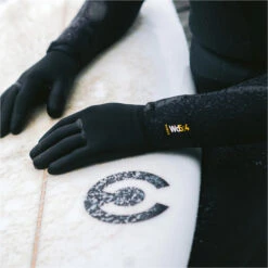 Wired 5mm Neoprene Wetsuit Gloves -Mystic Shop 45753 202320C Skins20Wired205mm20Neoprene20Wetsuit20Gloves20C GLWI520 20Black20Lifestyle.2000x2000