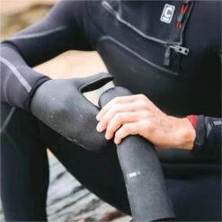 Wired+ 7mm Neoprene Wetsuit Mittens 9 Wired+ 7mm Neoprene Wetsuit Mittens -Mystic Shop 45758 202320C Skins20Wired207mm20Neoprene20Wetsuit20Mittens20C GLWIP720 20Black20Lifestyle.2000x2000